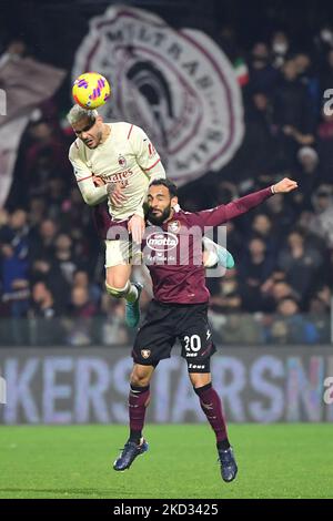 Mailands Verteidiger Theo Hernandez springt mit Salernitanas Mittelfeldspieler Grigoris Kastanos während des italienischen Fußballs Serie A-Spiels US Salernitana gegen AC Mailand am 19. Februar 2022 im Arechi-Stadion in Salerno, Italien (Foto: Carmelo Imbesi/LiveMedia/NurPhoto) Stockfoto