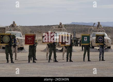 Während des Gedenkens zum 109.. Jahrestag der mexikanischen Armee in Ramos Arizpe, Coahuila, halten Angehörige der Armee Transparente. Die Vergangenheit, die diese bewaffnete Kraft geformt und die Grundlagen für das gelegt hat, was sie heute ist, geht auf die mexikanische Revolution zurück, mit der Verabschiedung des Dekretes 1421 vom 19. Februar 1913, das vom XXII. Kongress des Staates Coahuila erlassen wurde, Durch die die Regierung von Victoriano Huerta enteignet wurde, ermächtigt Gouverneur Venustiano Carranza, Streitkräfte zu bewaffnen und die verfassungsmäßige Ordnung wiederherzustellen. (Foto von Gerardo Vieyra/NurPhoto) Stockfoto