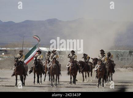 Mitglieder der Armee reiten während des Gedenkens an den 109.. Jahrestag der mexikanischen Armee in Ramos Arizpe, Coahuila. Die Vergangenheit, die diese bewaffnete Kraft geformt und die Grundlagen für das gelegt hat, was sie heute ist, geht auf die mexikanische Revolution zurück, mit der Verabschiedung des Dekretes 1421 vom 19. Februar 1913, das vom XXII. Kongress des Staates Coahuila erlassen wurde, Durch die die Regierung von Victoriano Huerta enteignet wurde, ermächtigt Gouverneur Venustiano Carranza, Streitkräfte zu bewaffnen und die verfassungsmäßige Ordnung wiederherzustellen. (Foto von Gerardo Vieyra/NurPhoto) Stockfoto