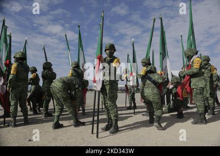 Mitglieder der Armee halten mexikanische Flaggen während des Gedenkens zum 109.. Jahrestag der mexikanischen Armee in Ramos Arizpe, Coahuila. Die Vergangenheit, die diese bewaffnete Kraft geformt und die Grundlagen für das gelegt hat, was sie heute ist, geht auf die mexikanische Revolution zurück, mit der Verabschiedung des Dekretes 1421 vom 19. Februar 1913, das vom XXII. Kongress des Staates Coahuila erlassen wurde, Durch die die Regierung von Victoriano Huerta enteignet wurde, ermächtigt Gouverneur Venustiano Carranza, Streitkräfte zu bewaffnen und die verfassungsmäßige Ordnung wiederherzustellen. (Foto von Gerardo Vieyra/NurPhoto) Stockfoto