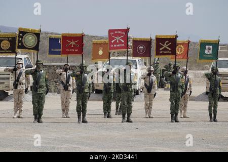 Während des Gedenkens zum 109.. Jahrestag der mexikanischen Armee in Ramos Arizpe, Coahuila, halten Angehörige der Armee Transparente. Die Vergangenheit, die diese bewaffnete Kraft geformt und die Grundlagen für das gelegt hat, was sie heute ist, geht auf die mexikanische Revolution zurück, mit der Verabschiedung des Dekretes 1421 vom 19. Februar 1913, das vom XXII. Kongress des Staates Coahuila erlassen wurde, Durch die die Regierung von Victoriano Huerta enteignet wurde, ermächtigt Gouverneur Venustiano Carranza, Streitkräfte zu bewaffnen und die verfassungsmäßige Ordnung wiederherzustellen. (Foto von Gerardo Vieyra/NurPhoto) Stockfoto