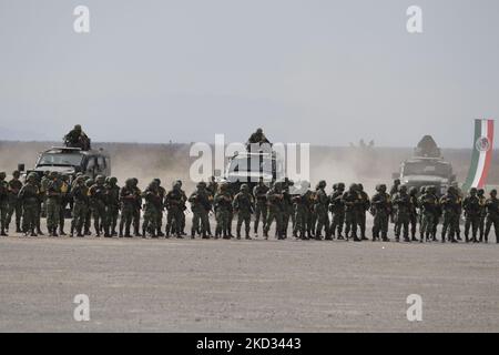 Mitglieder der Armee während des Gedenkens an den 109.. Jahrestag der mexikanischen Armee in Ramos Arizpe, Coahuila. Die Vergangenheit, die diese bewaffnete Kraft geformt und die Grundlagen für das gelegt hat, was sie heute ist, geht auf die mexikanische Revolution zurück, mit der Verabschiedung des Dekretes 1421 vom 19. Februar 1913, das vom XXII. Kongress des Staates Coahuila erlassen wurde, Durch die die Regierung von Victoriano Huerta enteignet wurde, ermächtigt Gouverneur Venustiano Carranza, Streitkräfte zu bewaffnen und die verfassungsmäßige Ordnung wiederherzustellen. (Foto von Gerardo Vieyra/NurPhoto) Stockfoto