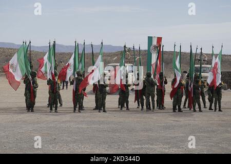 Mitglieder der Armee halten mexikanische Flaggen während des Gedenkens zum 109.. Jahrestag der mexikanischen Armee in Ramos Arizpe, Coahuila. Die Vergangenheit, die diese bewaffnete Kraft geformt und die Grundlagen für das gelegt hat, was sie heute ist, geht auf die mexikanische Revolution zurück, mit der Verabschiedung des Dekretes 1421 vom 19. Februar 1913, das vom XXII. Kongress des Staates Coahuila erlassen wurde, Durch die die Regierung von Victoriano Huerta enteignet wurde, ermächtigt Gouverneur Venustiano Carranza, Streitkräfte zu bewaffnen und die verfassungsmäßige Ordnung wiederherzustellen. (Foto von Gerardo Vieyra/NurPhoto) Stockfoto