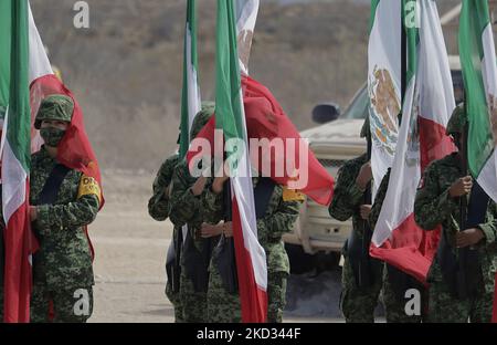 Mitglieder der Armee halten mexikanische Flaggen während des Gedenkens zum 109.. Jahrestag der mexikanischen Armee in Ramos Arizpe, Coahuila. Die Vergangenheit, die diese bewaffnete Kraft geformt und die Grundlagen für das gelegt hat, was sie heute ist, geht auf die mexikanische Revolution zurück, mit der Verabschiedung des Dekretes 1421 vom 19. Februar 1913, das vom XXII. Kongress des Staates Coahuila erlassen wurde, Durch die die Regierung von Victoriano Huerta enteignet wurde, ermächtigt Gouverneur Venustiano Carranza, Streitkräfte zu bewaffnen und die verfassungsmäßige Ordnung wiederherzustellen. (Foto von Gerardo Vieyra/NurPhoto) Stockfoto