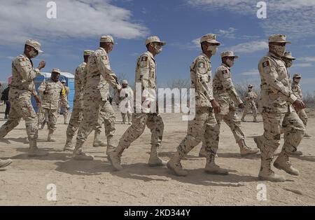 Mitglieder der Armee halten mexikanische Flaggen während des Gedenkens zum 109.. Jahrestag der mexikanischen Armee in Ramos Arizpe, Coahuila. Die Vergangenheit, die diese bewaffnete Kraft geformt und die Grundlagen für das gelegt hat, was sie heute ist, geht auf die mexikanische Revolution zurück, mit der Verabschiedung des Dekretes 1421 vom 19. Februar 1913, das vom XXII. Kongress des Staates Coahuila erlassen wurde, Durch die die Regierung von Victoriano Huerta enteignet wurde, ermächtigt Gouverneur Venustiano Carranza, Streitkräfte zu bewaffnen und die verfassungsmäßige Ordnung wiederherzustellen. (Foto von Gerardo Vieyra/NurPhoto) Stockfoto