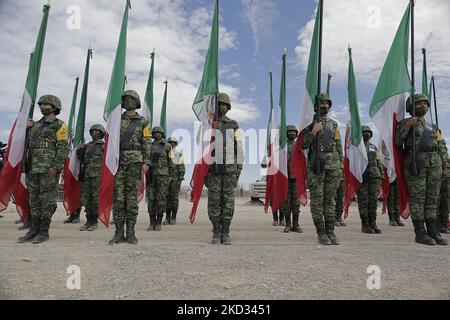 Mitglieder der Armee halten mexikanische Flaggen während des Gedenkens zum 109.. Jahrestag der mexikanischen Armee in Ramos Arizpe, Coahuila. Die Vergangenheit, die diese bewaffnete Kraft geformt und die Grundlagen für das gelegt hat, was sie heute ist, geht auf die mexikanische Revolution zurück, mit der Verabschiedung des Dekretes 1421 vom 19. Februar 1913, das vom XXII. Kongress des Staates Coahuila erlassen wurde, Durch die die Regierung von Victoriano Huerta enteignet wurde, ermächtigt Gouverneur Venustiano Carranza, Streitkräfte zu bewaffnen und die verfassungsmäßige Ordnung wiederherzustellen. (Foto von Gerardo Vieyra/NurPhoto) Stockfoto