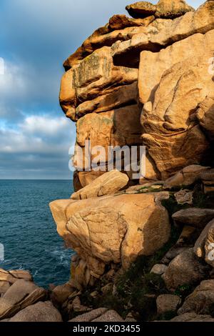Frankreich, Ploumenach, 2022-01-13. Felsformation entlang der rosafarbenen Granitküste in der Bretagne. Foto von Alexander BEE / Hans Lucas. Frankreich, Ploumenach, Stockfoto