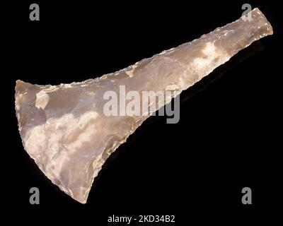 Steinerne Axe Kopf aus Flintstone auf schwarzem Hintergrund Stockfoto