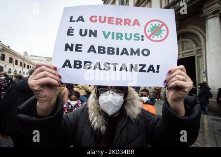 Demonstration der Gemeinschaft San Egidio für den Frieden und gegen die Eskalation der Spannungen zwischen Russland und der Ukraine am 17. Februar 2022 auf der Piazza Santi Apostoli in Rom, Italien. (Foto von Andrea Ronchini/NurPhoto) Stockfoto