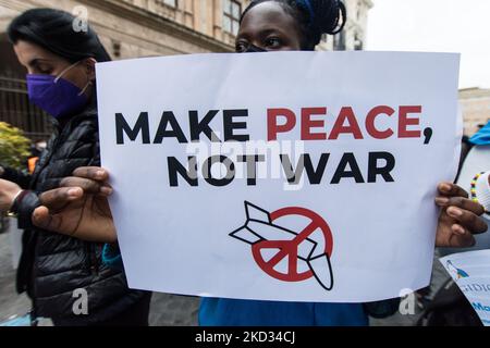 Demonstration der Gemeinschaft San Egidio für den Frieden und gegen die Eskalation der Spannungen zwischen Russland und der Ukraine am 17. Februar 2022 auf der Piazza Santi Apostoli in Rom, Italien. (Foto von Andrea Ronchini/NurPhoto) Stockfoto