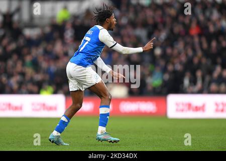 Ricky Jade-Jones von Peterborough United hat am Samstag, den 19.. Februar 2022, beim Sky Bet Championship-Spiel zwischen Derby County und Peterborough im Pride Park, Derby, gedeutet. (Foto von Jon Hobley/ MI News/NurPhoto) Stockfoto