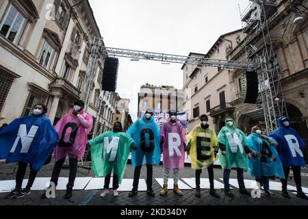 Demonstration der Gemeinschaft San Egidio für den Frieden und gegen die Eskalation der Spannungen zwischen Russland und der Ukraine am 17. Februar 2022 auf der Piazza Santi Apostoli in Rom, Italien. (Foto von Andrea Ronchini/NurPhoto) Stockfoto