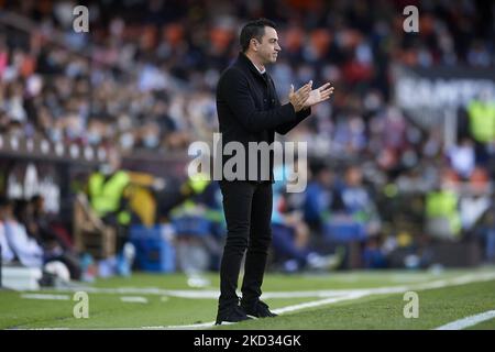 Xavi Hernandez Cheftrainer von Barcelona reagiert beim LaLiga Santander Spiel zwischen FC Valencia und FC Barcelona am 20. Februar 2022 im Estadio Mestalla in Valencia, Spanien. (Foto von Jose Breton/Pics Action/NurPhoto) Stockfoto