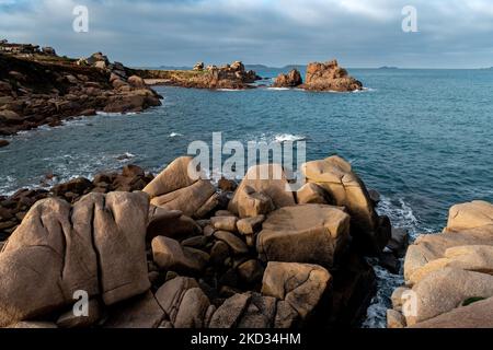 Frankreich, Ploumenach, 2022-01-13. Felsformation entlang der rosafarbenen Granitküste in der Bretagne. Foto von Alexander BEE / Hans Lucas. Frankreich, Ploumenach, Stockfoto