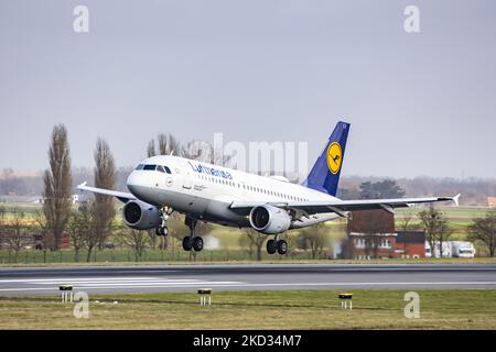 Lufthansa Airbus A319 Flugzeuge fliegen und landen am Brüsseler Flughafen BRU in der belgischen Hauptstadt. Der Schmalkarosserie-Airbus A319-100 trägt die Zulassung D-AILY und den Namen Schweinfurt, während er von 2x CFMI-Düsenmotoren angetrieben wird. Die deutsche Fluggesellschaft Lufthansa LH ist die zweitgrößte europäische Fluggesellschaft und Mitglied der Star Alliance Aviation Group. Die Luftfahrtindustrie und der Personenverkehr befinden sich in einer schwierigen Phase, da die Coronavirus-Pandemie Covid-19 negative Auswirkungen auf die Reisebranche hat, mit Befürchtungen über die sich verschlechternde Situation aufgrund der N Stockfoto