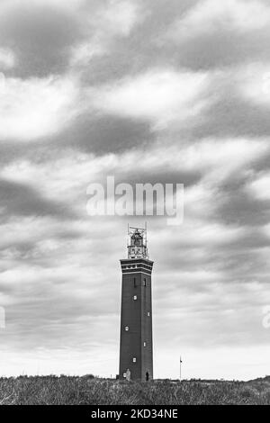 Schwarz-Weiß-Bild eines Leuchtturms in den Niederlanden. Der West Head Lighthouse - Vuurtoren Westhoofd ist ein niederländisches Nationaldenkmal, das für die Öffentlichkeit zugänglich ist. Der Westhoofd ein 52m hoher roter Leuchtturm mit einem quadratischen Turm, der den Seeweg der Nordseeküste beleuchtet, der nach dem Zweiten Weltkrieg in der Nähe von Ouddorp in der niederländischen Provinz Südholland in den Dünen am Groenedijk errichtet wurde. Ouddorp, Niederlande am 18. Februar 2022 (Foto von Nicolas Economou/NurPhoto) Stockfoto