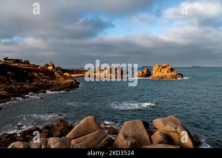 Frankreich, Ploumenach, 2022-01-13. Felsformation entlang der rosafarbenen Granitküste in der Bretagne. Foto von Alexander BEE / Hans Lucas. Frankreich, Ploumenach, Stockfoto