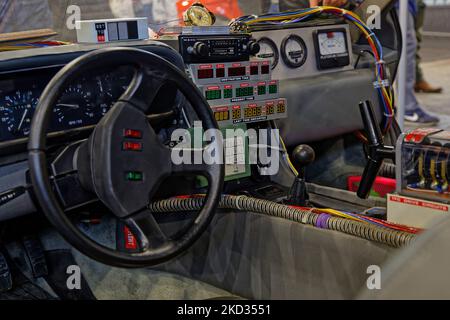 LYON, FRANKREICH, 4. November 2022 : Replik von Back to the Future De Lorean auf der jährlichen Automobilausstellung Epoq'Auto, die mit mehr als 70000 Besuchern in Eurexpo stattfand Stockfoto