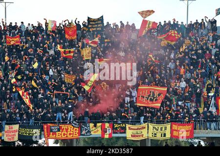 US-Fans von Lecce beim Spiel der italienischen Fußball-Serie B US Lecce gegen FC Crotone am 20. Februar 2022 im Ettore Giardiniero-Stadion in Lecce, Italien (Foto: Emmanuele Mastrodonato/LiveMedia/NurPhoto) Stockfoto