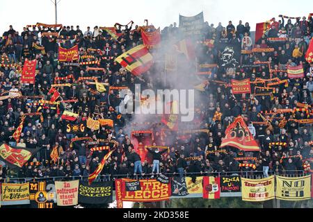 US-Fans von Lecce beim Spiel der italienischen Fußball-Serie B US Lecce gegen FC Crotone am 20. Februar 2022 im Ettore Giardiniero-Stadion in Lecce, Italien (Foto: Emmanuele Mastrodonato/LiveMedia/NurPhoto) Stockfoto