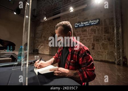 Fabio Volo, italienischer Moderator, Schauspieler und Schriftsteller, ehemalige Hyena von Italia Uno, traf seine Leser in Palermo im Real Teatro Santa Cecilia, um seinen neuesten Roman „A New life“ zu präsentieren, der von Mondadori veröffentlicht wurde. Italien, Sizilien, Palermo, 20. Februar 2022. (Foto von Francesco Militello Mirto/NurPhoto) Stockfoto