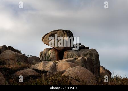 Frankreich, Ploumenach, 2022-01-13. Felsformation entlang der rosafarbenen Granitküste in der Bretagne. Foto von Alexander BEE / Hans Lucas. Frankreich, Ploumenach, Stockfoto