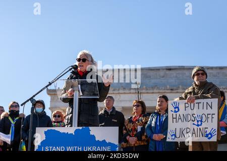 Marie Yovanovitcvh, ehemalige US-Botschafterin in der Ukraine, spricht während einer Solidaritätskundgebung für die Ukraine. Thounsands von Menschen nahmen an der Veranstaltung Teil, um die Unabhängigkeit, Souveränität und territoriale Integrität der Ukraine zu unterstützen, als der russische Präsident Wladimir Putin eine Invasion mit Zehntausenden von Truppen droht, die an der Grenze zwischen den beiden Ländern mobilisiert wurden. Die Veranstaltung wurde von Razom, einer ukrainischen Interessenvertretung, gesponsert und beinhaltete eine Mahnwache für die Himmlischen Hundert/Nebesna Sotnia (die während der Revolution der würde von 2014 getötet wurden) sowie einen marsch zum Weißen Haus. (Foto von Allison Ba Stockfoto