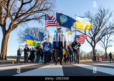 Ukrainisch-amerikanische Militärveteranen führen nach einer Solidaritätskundgebung für die Ukraine am Lincoln Memorial einen marsch ins Weiße Haus. Tausende von Menschen nahmen an der Veranstaltung Teil, um die Unabhängigkeit, Souveränität und territoriale Integrität der Ukraine zu unterstützen, als der russische Präsident Wladimir Putin eine Invasion mit Zehntausenden von Truppen droht, die an der Grenze zwischen den beiden Ländern mobilisiert wurden. Die Veranstaltung wurde von Razom, einer ukrainischen Interessenvertretung, gesponsert und beinhaltete eine Mahnwache für die Himmlischen Hundert / Nebesna Sotnia (die während der Revolution der würde von 2014 getötet wurden) sowie einen marsch zu Stockfoto