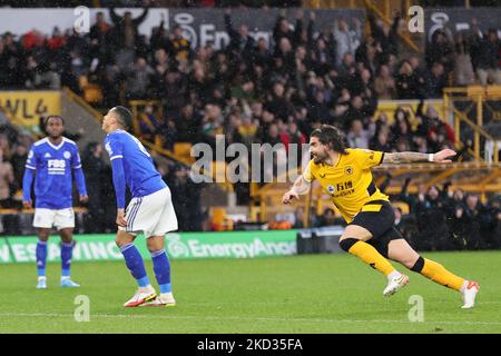 Ruben Neves of Wolves feiert am Sonntag, den 20.. Februar 2022, das erste Tor ihrer Seite beim Premier League-Spiel zwischen Wolverhampton Wanderers und Leicester City in Molineux, Wolverhampton. (Foto von James Holyoak/MI News/NurPhoto) Stockfoto