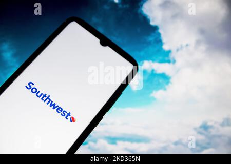 Auf dieser Fotolabbildung wurde am 20. Februar 2022 in Athen, Griechenland, ein Logo von Southwest Airlines auf einem Smartphone-Bildschirm mit einem Computertapete im Hintergrund angezeigt. (Foto-Illustration von Nikolas Kokovlis/NurPhoto) Stockfoto