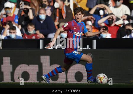 Gavi aus Barcelona in Aktion während des LaLiga Santander-Spiels zwischen dem FC Valencia und dem FC Barcelona im Estadio Mestalla am 20. Februar 2022 in Valencia, Spanien. (Foto von Jose Breton/Pics Action/NurPhoto) Stockfoto