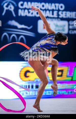 Die Raffaeli Sofia aus Ginnastica Fabriano während der Rhythmischen Gymnastik FGI Serie A 2022 in der Pala UBI Banca, Cuneo, Italien, am 20. Februar 2022 (Foto: Fabrizio Carabelli/LiveMedia/NurPhoto) Stockfoto