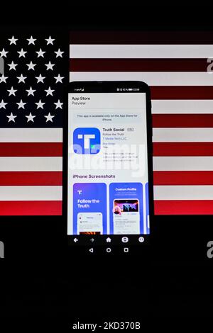 Illustration der mobilen Anwendung des ehemaligen US-Präsidenten Donald Trump mit dem Titel Truth Social. (Fotoillustration von Adrien Fillon/NurPhoto) Stockfoto