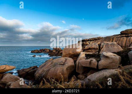 Frankreich, Ploumenach, 2022-01-13. Felsformation entlang der rosafarbenen Granitküste in der Bretagne. Foto von Alexander BEE / Hans Lucas. Frankreich, Ploumenach, Stockfoto