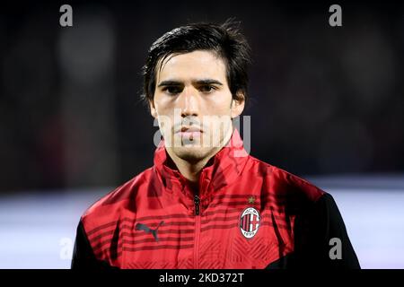 Sandro Tonali vom AC Mailand schaut während der Serie Ein Spiel zwischen US Salernitana 1919 und AC Mailand im Stadio Arechi, Salerno, Italien am 19. Februar 2022. (Foto von Giuseppe Maffia/NurPhoto) Stockfoto