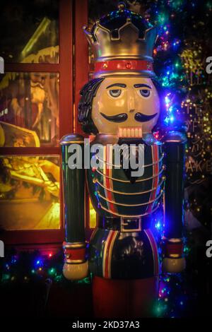 Dekorativer Nussknacker mit festlichen Weihnachtslichtern vor den Weihnachtsgeschäften von Athen Stockfoto