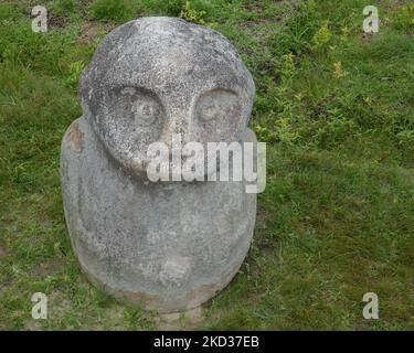 Nahaufnahme des geheimnisvollen uralten Megaliths Oba im Lore Lindu National Park, im Bada- oder Napu-Tal, Zentral-Sulawesi, Indonesien Stockfoto