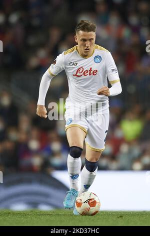 Piotr Zielinski von Neapel in Aktion während der UEFA Europa League Knockout Round Play-Off Etappe 1 des Spiels zwischen dem FC Barcelona und dem SSC Napoli im Camp Nou am 17. Februar 2022 in Barcelona, Spanien. (Foto von Jose Breton/Pics Action/NurPhoto) Stockfoto