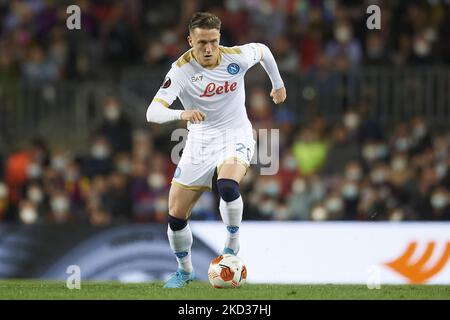 Piotr Zielinski von Neapel in Aktion während der UEFA Europa League Knockout Round Play-Off Etappe 1 des Spiels zwischen dem FC Barcelona und dem SSC Napoli im Camp Nou am 17. Februar 2022 in Barcelona, Spanien. (Foto von Jose Breton/Pics Action/NurPhoto) Stockfoto