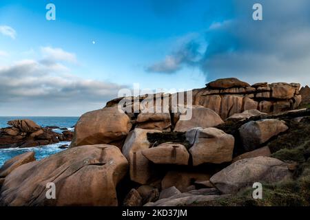 Frankreich, Ploumenach, 2022-01-13. Felsformation entlang der rosafarbenen Granitküste in der Bretagne. Foto von Alexander BEE / Hans Lucas. Frankreich, Ploumenach, Stockfoto