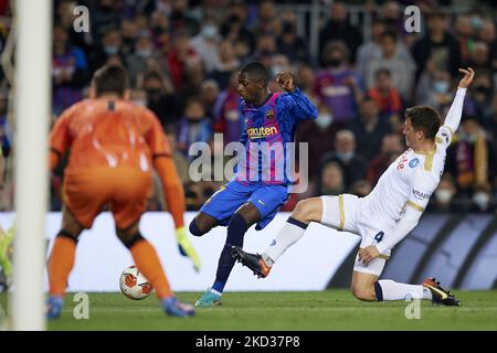 Ousmane Dembele aus Barcelona schießt während der UEFA Europa League Knockout Round Play-Off auf das Tor Etappe 1 des Spiels zwischen dem FC Barcelona und dem SSC Napoli im Camp Nou am 17. Februar 2022 in Barcelona, Spanien. (Foto von Jose Breton/Pics Action/NurPhoto) Stockfoto