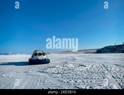 Khiwus Wintertransport auf Eis. Hovercraft. Eis auf der Oberfläche des durchsichtigen gefrorenen Baikalsees. Blauer Himmel. Horizont. Horizontal. Baikal im Winter. Stockfoto