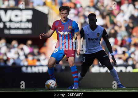 Gavi aus Barcelona in Aktion während des LaLiga Santander-Spiels zwischen dem FC Valencia und dem FC Barcelona im Estadio Mestalla am 20. Februar 2022 in Valencia, Spanien. (Foto von Jose Breton/Pics Action/NurPhoto) Stockfoto