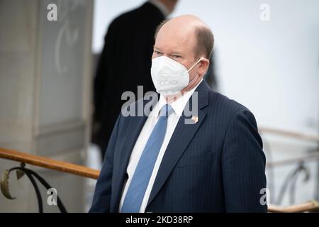 Senator der Vereinigten Staaten, Chris Coons, während des Besuchs im polnischen Senat (Oberhaus des parlaments) in Warschau, Polen, am 21. Februar 2022. (Foto von Mateusz Wlodarczyk/NurPhoto) Stockfoto