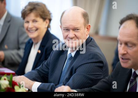 Die Senatorin der Vereinigten Staaten Jeanne Shaheen und Senatorin Chris Coons während des Besuchs im polnischen Senat (Oberhaus des parlaments) in Warschau, Polen, am 21. Februar 2022. (Foto von Mateusz Wlodarczyk/NurPhoto) Stockfoto