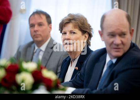 Die Senatorin der Vereinigten Staaten Jeanne Shaheen und Senatorin Chris Coons während des Besuchs im polnischen Senat (Oberhaus des parlaments) in Warschau, Polen, am 21. Februar 2022. (Foto von Mateusz Wlodarczyk/NurPhoto) Stockfoto