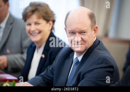 Die Senatorin der Vereinigten Staaten Jeanne Shaheen und Senatorin Chris Coons während des Besuchs im polnischen Senat (Oberhaus des parlaments) in Warschau, Polen, am 21. Februar 2022. (Foto von Mateusz Wlodarczyk/NurPhoto) Stockfoto