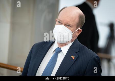 Senator der Vereinigten Staaten, Chris Coons, während des Besuchs im polnischen Senat (Oberhaus des parlaments) in Warschau, Polen, am 21. Februar 2022. (Foto von Mateusz Wlodarczyk/NurPhoto) Stockfoto