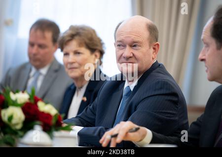 Die Senatorin der Vereinigten Staaten Jeanne Shaheen und Senatorin Chris Coons während des Besuchs im polnischen Senat (Oberhaus des parlaments) in Warschau, Polen, am 21. Februar 2022. (Foto von Mateusz Wlodarczyk/NurPhoto) Stockfoto