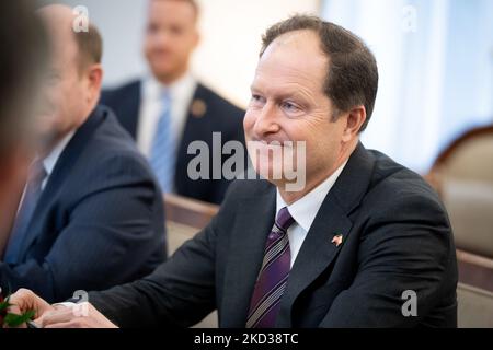 US-Botschafter in Polen Mark Brzezinski am 21. Februar 2022 im polnischen Senat (Oberhaus des parlaments) in Warschau, Polen. (Foto von Mateusz Wlodarczyk/NurPhoto) Stockfoto